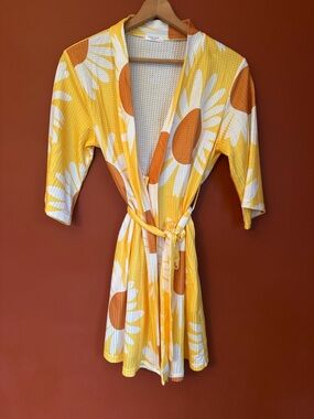 SHORTIE DAISY ROBE..NWOT